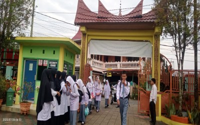 Tradisi SALWA, Wujud Kehangatan Guru Sambut Siswa di MAN Kota Solok