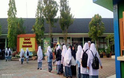 MAN Kota Solok Konsisten Terapkan Pembiasaan “Guru Menyambut Siswa” Setiap Pagi di Gerbang Madrasah